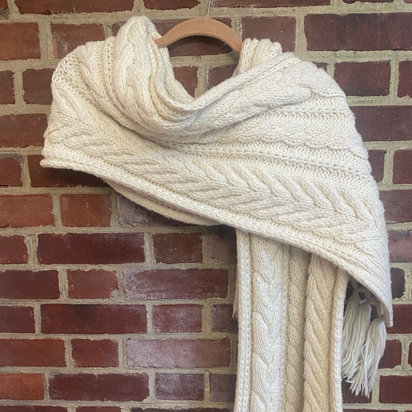 Burberry wool and cashmere scarf - Picture 3 of 9